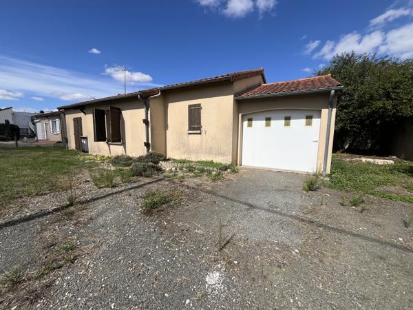 ref 112615 THOUARS Centre ville maison de plain pied type 4 avec jardin et garage