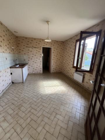 ref 112615 THOUARS Centre ville maison de plain pied type 4 avec jardin et garage