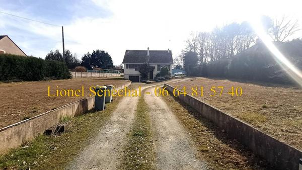 Terrain à bâtir entièrement plat de 3 000 m2 avec une maison de 88 m2 avec travaux à prévoir et une piscine