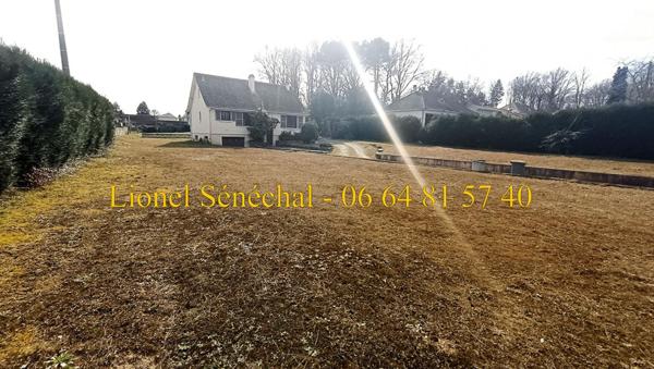 Terrain à bâtir entièrement plat de 3 000 m2 avec une maison de 88 m2 avec travaux à prévoir et une piscine