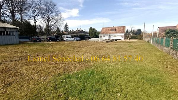 Terrain à bâtir entièrement plat de 3 000 m2 avec une maison de 88 m2 avec travaux à prévoir et une piscine