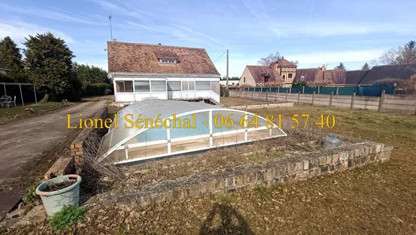 Terrain à bâtir entièrement plat de 3 000 m2 avec une maison de 88 m2 avec travaux à prévoir et une piscine