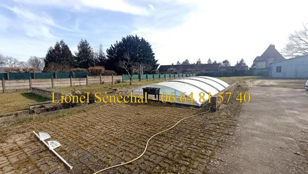 Terrain à bâtir entièrement plat de 3 000 m2 avec une maison de 88 m2 avec travaux à prévoir et une piscine