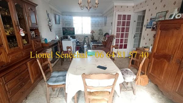 Terrain à bâtir entièrement plat de 3 000 m2 avec une maison de 88 m2 avec travaux à prévoir et une piscine