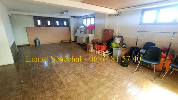 Terrain à bâtir entièrement plat de 3 000 m2 avec une maison de 88 m2 avec travaux à prévoir et une piscine