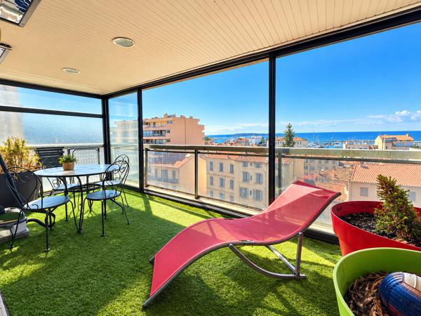 CANNES CENTRE - Magnifique 3 pièces avec vue mer, à quelques minutes à pied de la rue d'Antibes.
