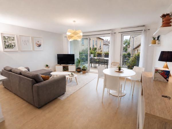 Appartement T2 ou T3 avec terrasse privative de 20m², centre Lambesc.
