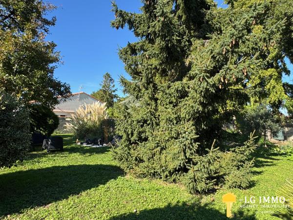 Maison de plain-pied avec jardin et garage en centre ville