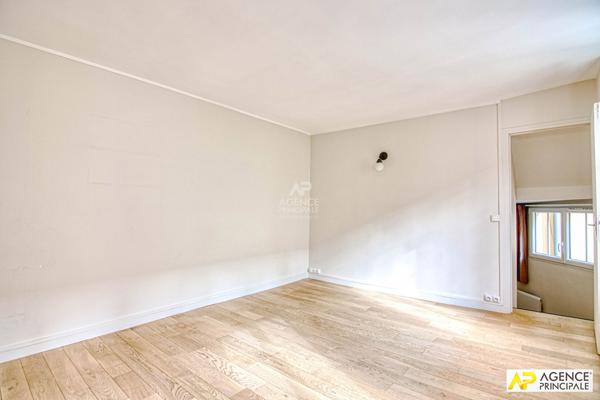 Versailles Notre-Dame Appartement 2 piéces 43 m² carrez situé au 1er étage avec cave 385 000 € **  - Référence  28308