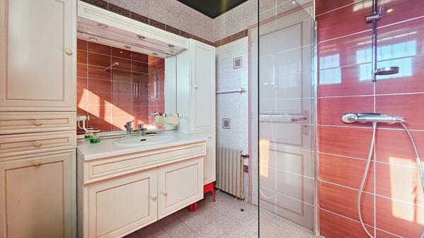 L’HOUMEAU – AUX PORTES DE LA ROCHELLE – MAISON FAMILIALE À FORT POTENTIEL- JARDIN AVEC DOUBLE ACCES