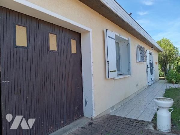 MAISON DE PLAIN PIED SUR 900 m² de TERRAIN CLOS