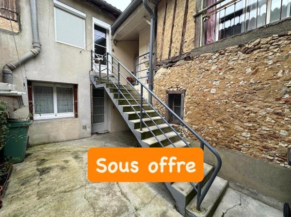 Immeuble situé au coeur du centre ville d'Eauze, composé de 3 appartements avec un T2 et 2 studios et 2 garages.