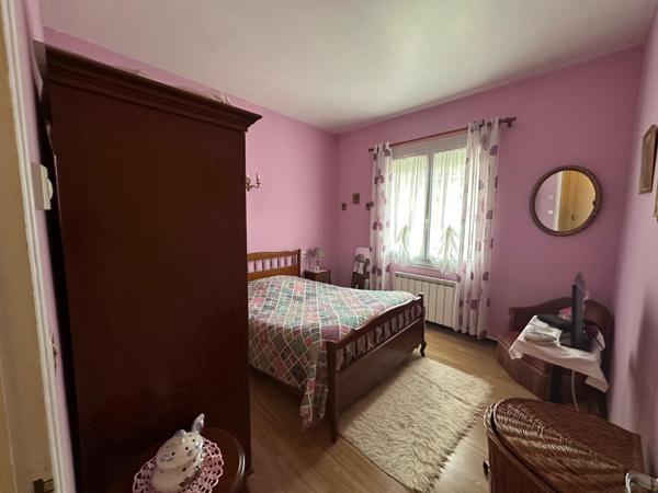 Immeuble situé au coeur du centre ville d'Eauze, composé de 3 appartements avec un T2 et 2 studios et 2 garages.