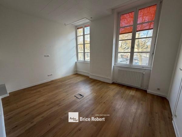 Location bureaux lumineux individuels Lyon coeur Croix-Rousse proche métro