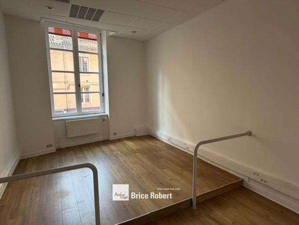 Location bureaux lumineux individuels Lyon coeur Croix-Rousse proche métro
