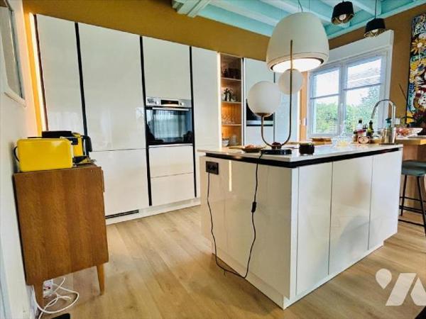 Vous cherchez une maison alliant modernité, confort et charme ? Venez découvrir cette superbe m...