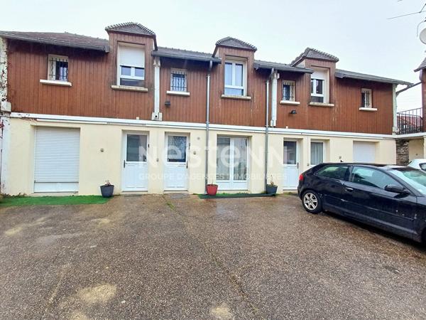 Immeuble de 6 appartements en centre-ville d'Etampes à 400m de la gare RER C et TER direct Paris Austerlitz en 30 minutes.