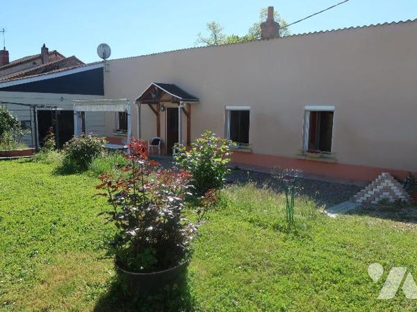 MAISON (bon état intérieur) de 61m2 hab., comprenant de plain-pied :
. cuisine aménagée (10m2)...