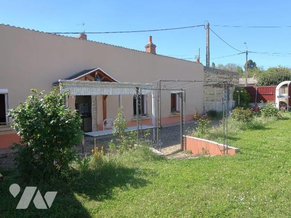 MAISON (bon état intérieur) de 61m2 hab., comprenant de plain-pied :
. cuisine aménagée (10m2)...