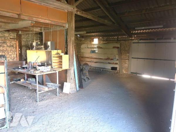 MAISON (bon état intérieur) de 61m2 hab., comprenant de plain-pied :
. cuisine aménagée (10m2)...