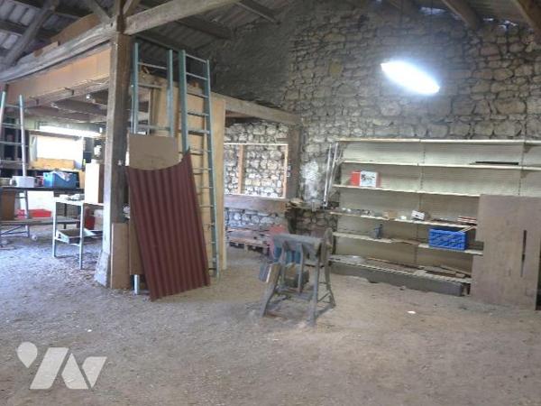 MAISON (bon état intérieur) de 61m2 hab., comprenant de plain-pied :
. cuisine aménagée (10m2)...