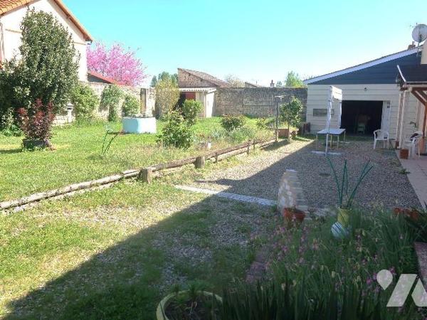 MAISON (bon état intérieur) de 61m2 hab., comprenant de plain-pied :
. cuisine aménagée (10m2)...