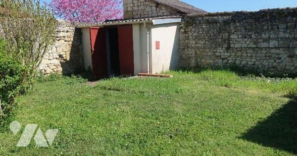 MAISON (bon état intérieur) de 61m2 hab., comprenant de plain-pied :
. cuisine aménagée (10m2)...