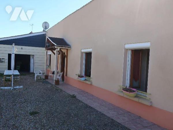MAISON (bon état intérieur) de 61m2 hab., comprenant de plain-pied :
. cuisine aménagée (10m2)...