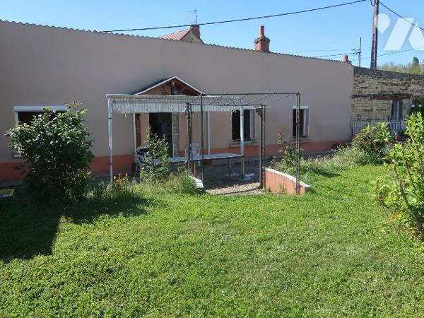 MAISON (bon état intérieur) de 61m2 hab., comprenant de plain-pied :
. cuisine aménagée (10m2)...