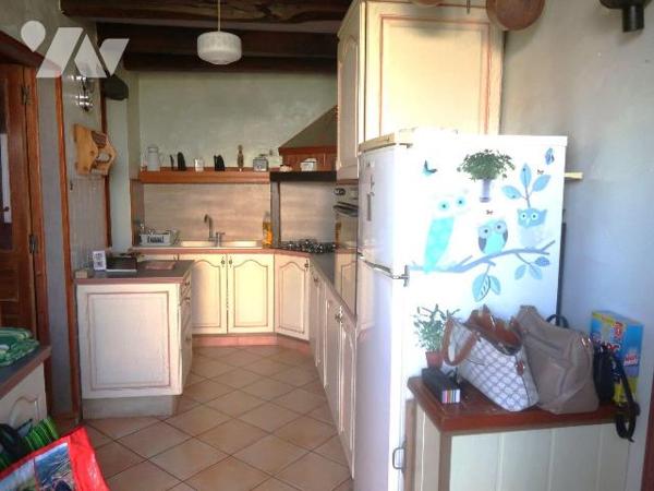 MAISON (bon état intérieur) de 61m2 hab., comprenant de plain-pied :
. cuisine aménagée (10m2)...