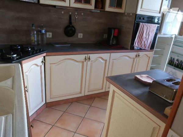 MAISON (bon état intérieur) de 61m2 hab., comprenant de plain-pied :
. cuisine aménagée (10m2)...