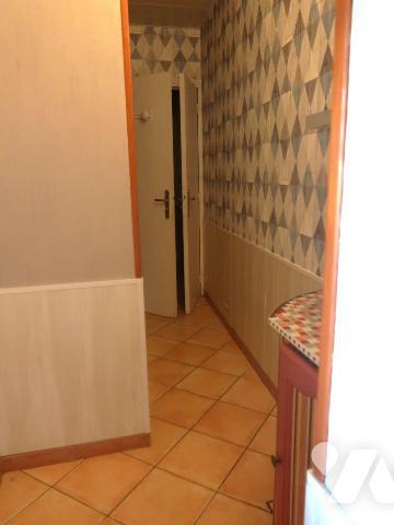 MAISON (bon état intérieur) de 61m2 hab., comprenant de plain-pied :
. cuisine aménagée (10m2)...