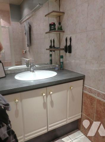 MAISON (bon état intérieur) de 61m2 hab., comprenant de plain-pied :
. cuisine aménagée (10m2)...