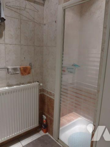 MAISON (bon état intérieur) de 61m2 hab., comprenant de plain-pied :
. cuisine aménagée (10m2)...