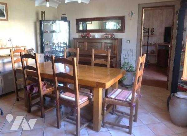 MAISON (bon état intérieur) de 61m2 hab., comprenant de plain-pied :
. cuisine aménagée (10m2)...