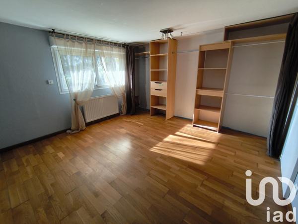 Maison 9 pièces de 163 m² à Lusignan (86600)