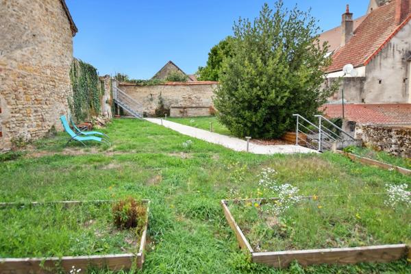 Propriété rénovée de 324 m² avec terrain à COUCHES (71)