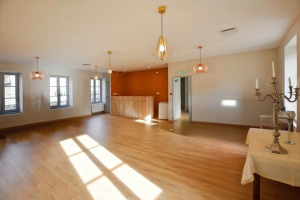 Propriété rénovée de 324 m² avec terrain à COUCHES (71)