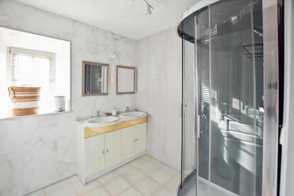 Propriété rénovée de 324 m² avec terrain à COUCHES (71)