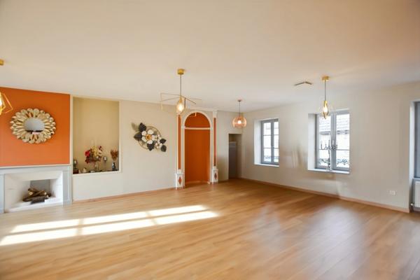 Propriété rénovée de 324 m² avec terrain à COUCHES (71)