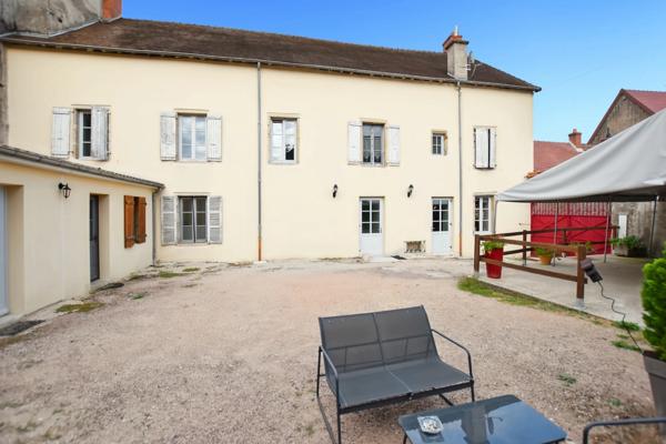 Propriété rénovée de 324 m² avec terrain à COUCHES (71)