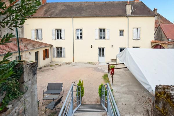 Propriété rénovée de 324 m² avec terrain à COUCHES (71)
