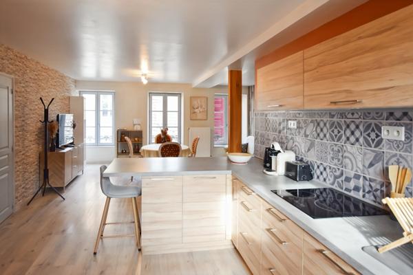 Propriété rénovée de 324 m² avec terrain à COUCHES (71)