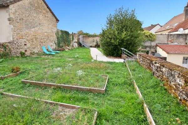 Propriété rénovée de 324 m² avec terrain à COUCHES (71)