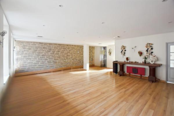 Propriété rénovée de 324 m² avec terrain à COUCHES (71)