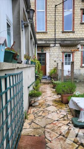 Immeuble à usage de commerce et habitation.