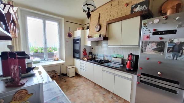 Immeuble à usage de commerce et habitation.