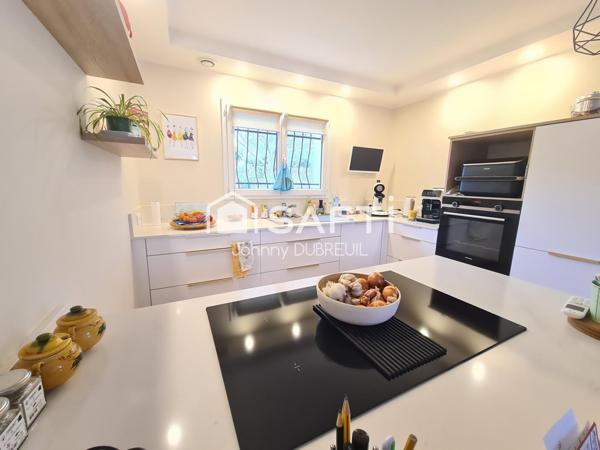 PIGNANS - SUPERBE VILLA T4 DE PLAIN-PIED AVEC PISCINE, DOUBLE GARAGE ET PRESTATIONS MODERNES, NICHÉE SUR UN TERRAIN PAYSAGER DE 1 408 M² À DEUX PAS DU CENTRE DU VILLAGE