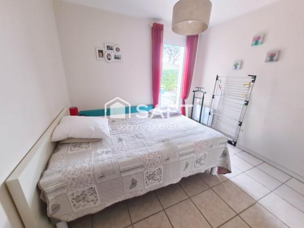 PIGNANS - SUPERBE VILLA T4 DE PLAIN-PIED AVEC PISCINE, DOUBLE GARAGE ET PRESTATIONS MODERNES, NICHÉE SUR UN TERRAIN PAYSAGER DE 1 408 M² À DEUX PAS DU CENTRE DU VILLAGE