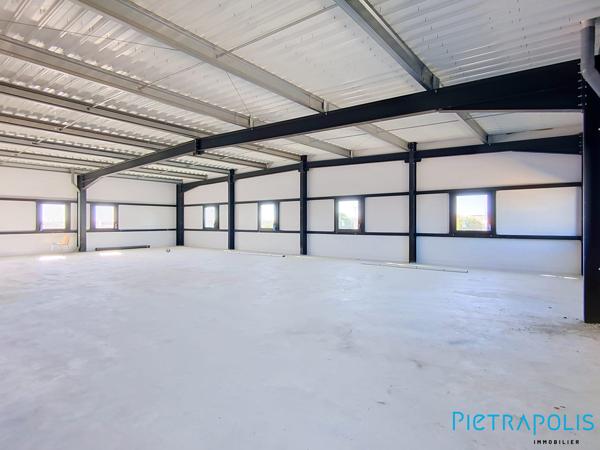 SETE: Bureaux de 234.37m² env., Quatre places de stationnement